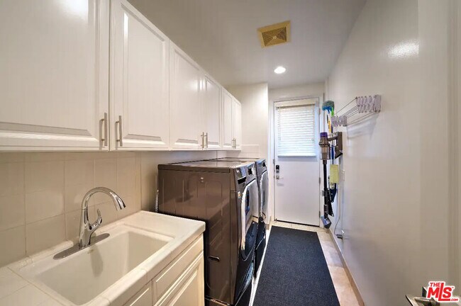 Building Photo - 23935 De Ville Way