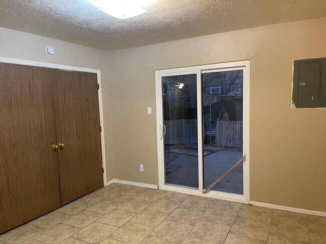 Building Photo - 224 Estancia Dr NW