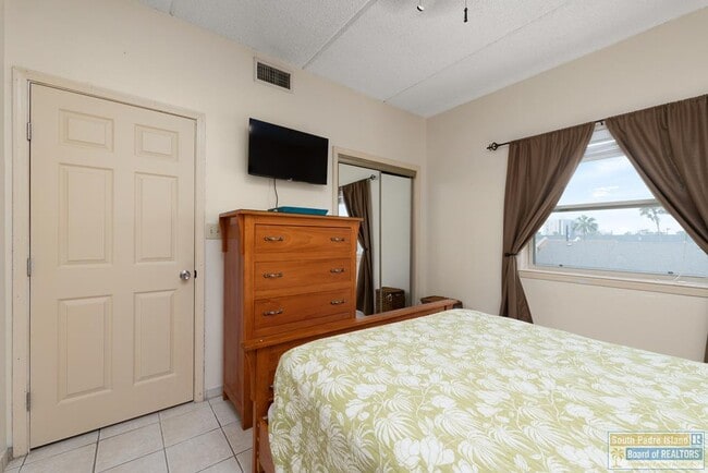 Building Photo - 125 E Retama St