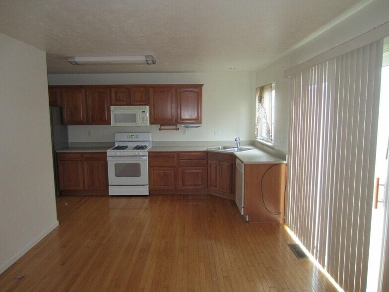 Building Photo - 188 Blue Grass Cir