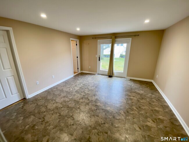 Building Photo - 65 Sandpiper Crescent