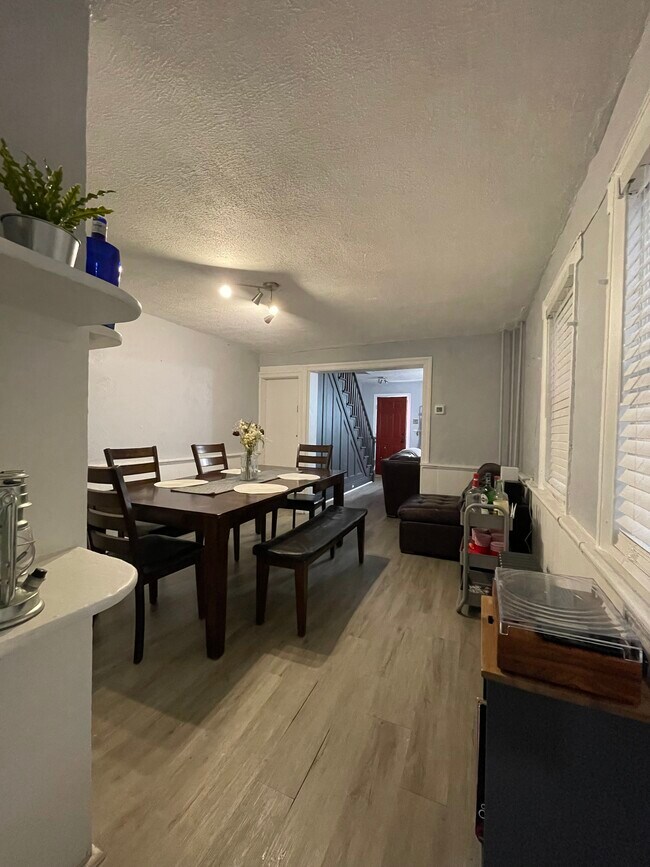 Building Photo - 1318 Sarah St