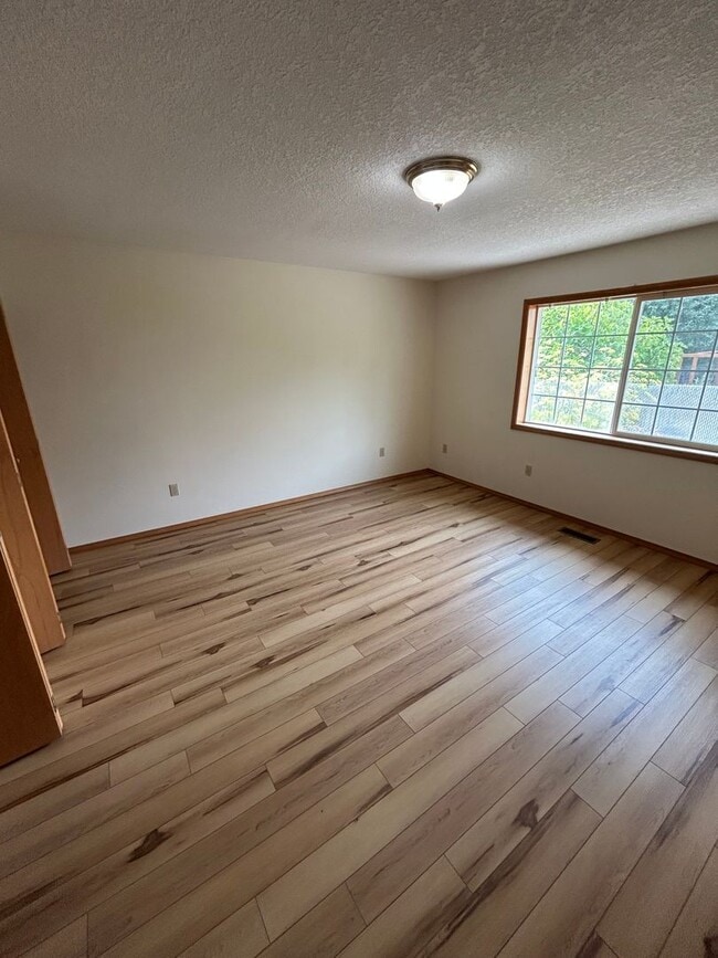 Building Photo - 824 NE Ashby Ct