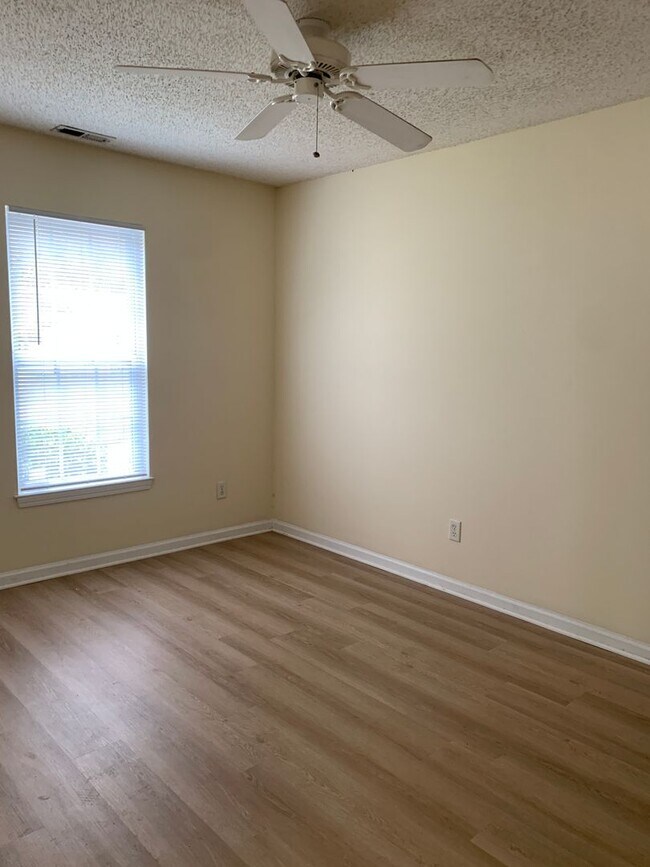 Building Photo - 3 Bedroom, 2 Bath House Available On Wesle...