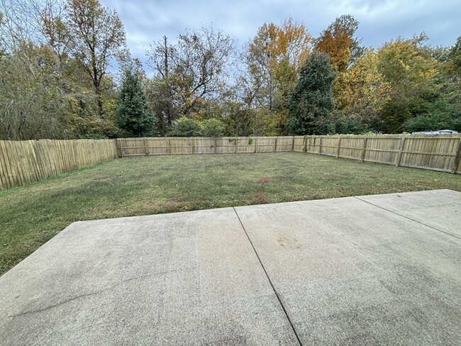 Building Photo - Abbington Park home with fenced yard, 2 ca...