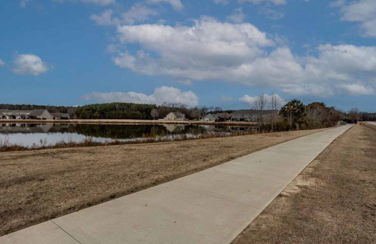 Building Photo - 264 Wembley Dr