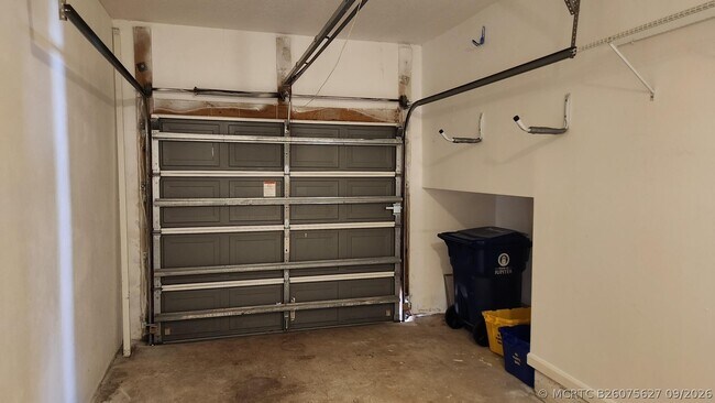 Building Photo - 271 Live Oak Ln