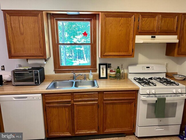 Building Photo - 15679 Edgegrove Rd