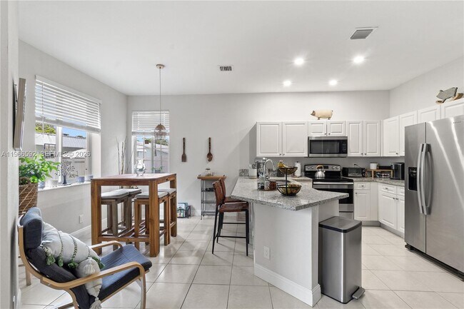 Building Photo - 5343 SW 40th Ave