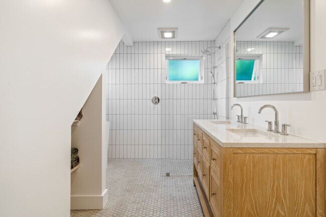 Building Photo - Sun-Filled Furnished/unfurnished Sausalito Home with Sweeping Bay Views