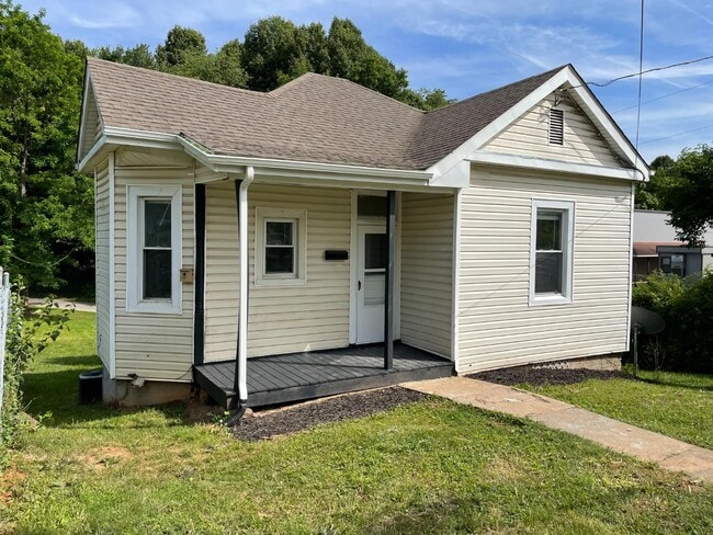 Building Photo - 2358 Sackett St