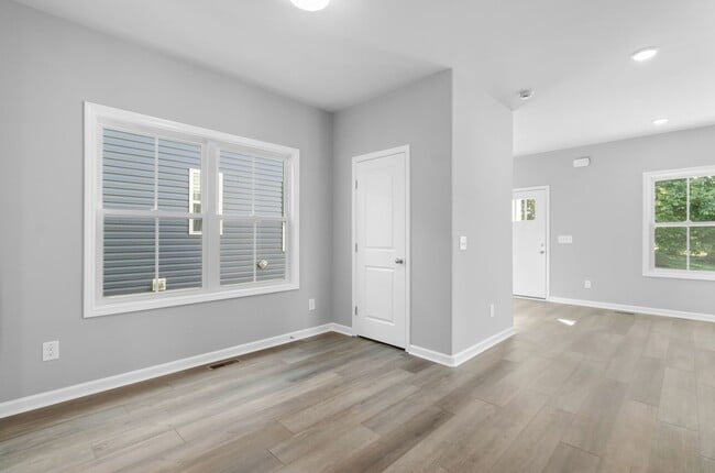 Building Photo - Close to Downtown! Home with 3 Bedrooms and 2.5 Baths.