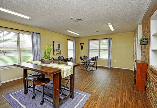 Building Photo - 417 E Main St