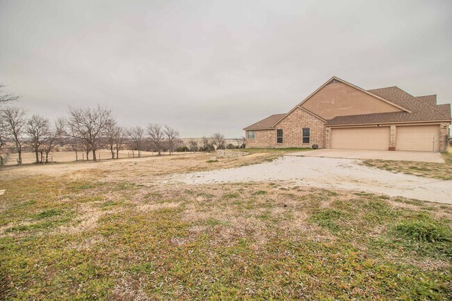 Building Photo - Beautiful Traditional Home on Over an Acre in Weatherford!