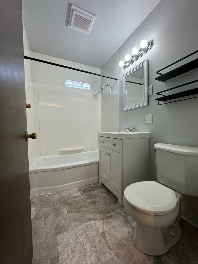 Building Photo - Beautiful 3 Bedroom 1 Bath Ranch Style Sin...