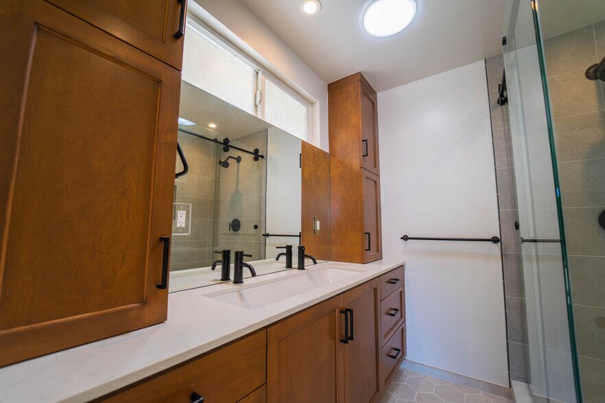 Building Photo - 1830 Illion St