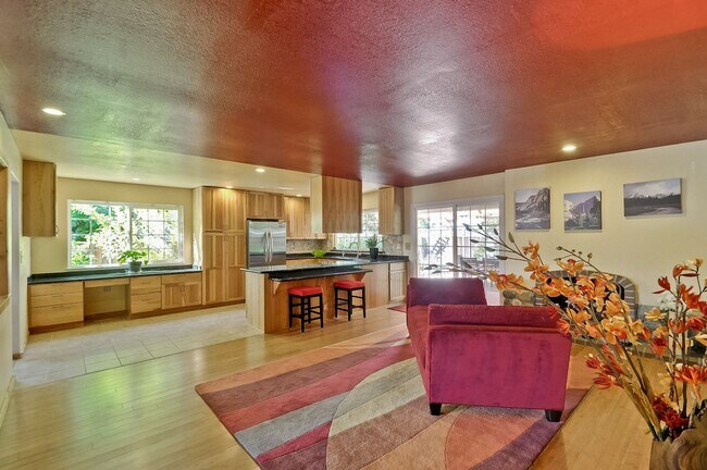 Building Photo - Gorgeous Three Bedroom Two Bathroom in San...