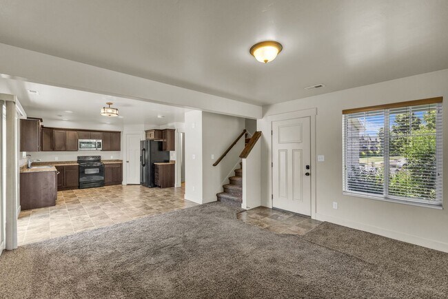 Building Photo - 4 Bedroom 3 Bathroom Home in Springville!