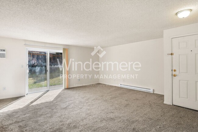 Building Photo - **MOVE IN SPECIAL** 1/2 OFF 1ST FULL MONTH'S RENT**Mission East Apts 2 br/1 bath ground floor + W...