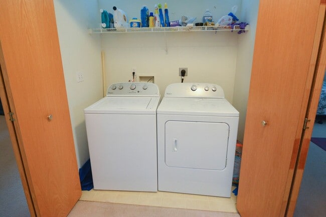 Building Photo - One level living in this end unit townhome!