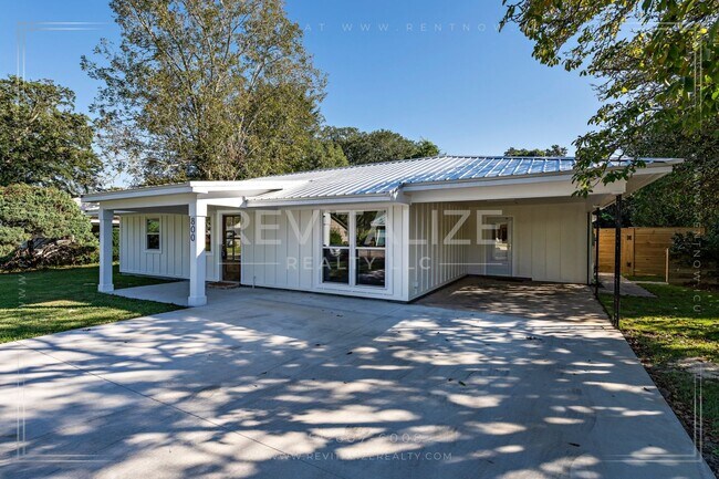 Building Photo - Beautifully Updated 3 Bed 2 Bath Home in D...