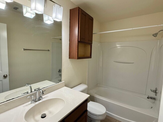 Building Photo - Great 3 Bed 2 Bath in Valencia Neighborhood