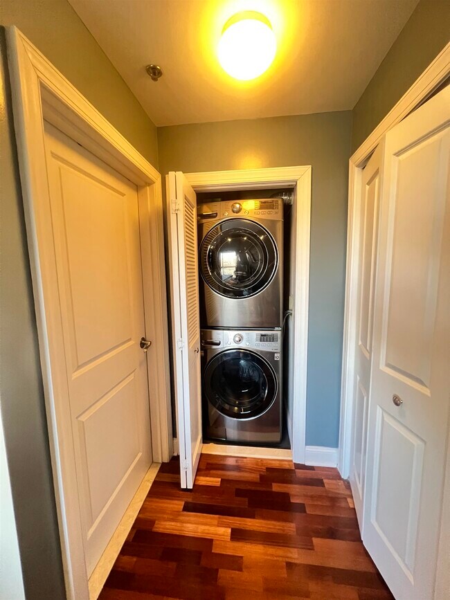 Building Photo - 700 1st St