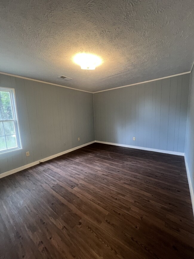 Building Photo - 656 Windrow Rd