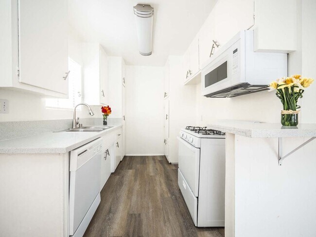 Interior Photo - 5715 Vineland Ave