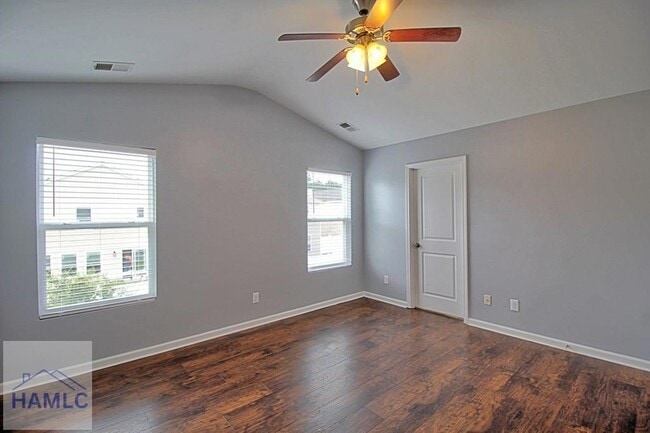 Building Photo - 207 Bender St