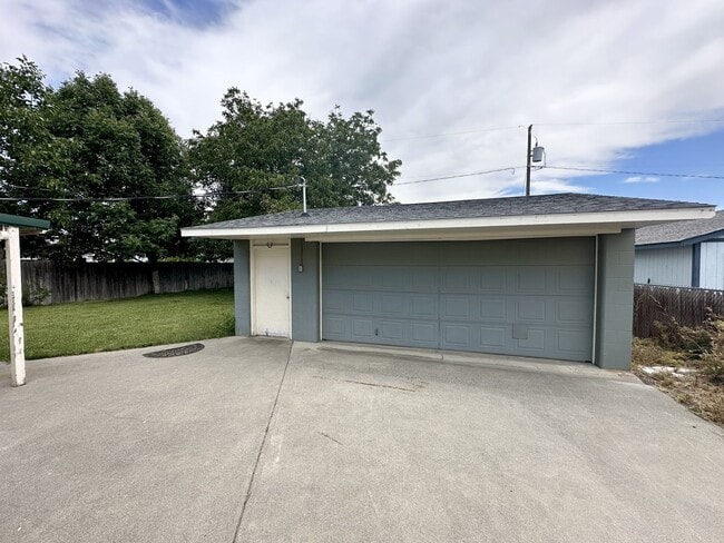 Building Photo - Well-Maintained 3-Bed, 1.5-Bath Home for Lease – 1,056 sq ft