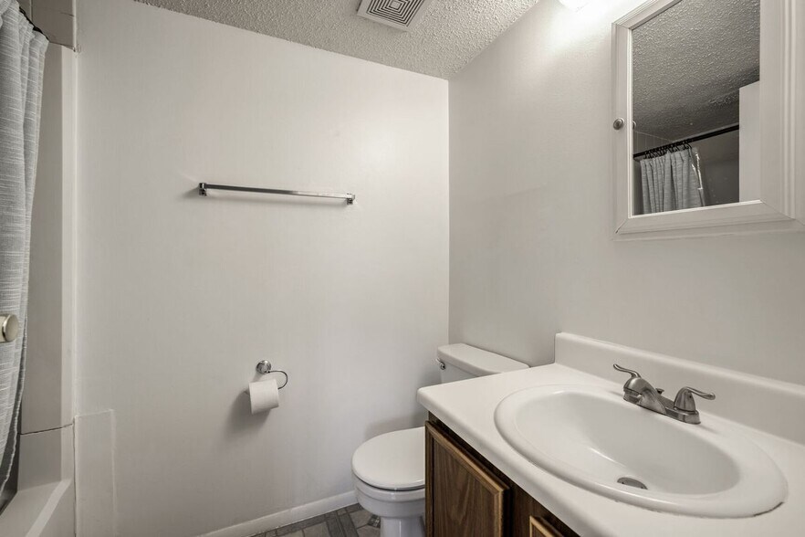 Building Photo - 997-C HEATHER RIDGE DR, 3C