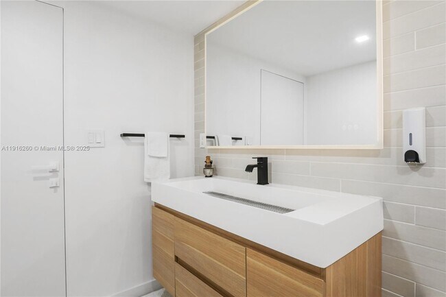 Building Photo - 1025 92nd St