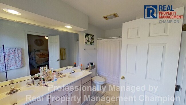 Building Photo - Adorable 2 BD Townhome with Private Patio