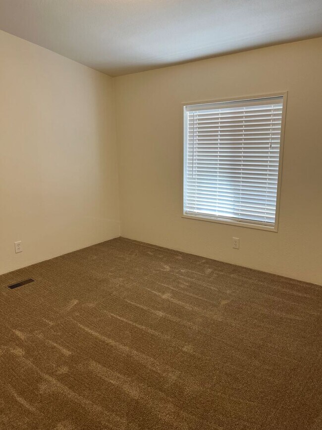 Building Photo - Round Lake Estates