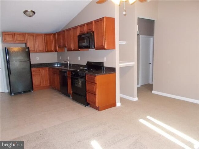 Building Photo - 660 Windsor Ave