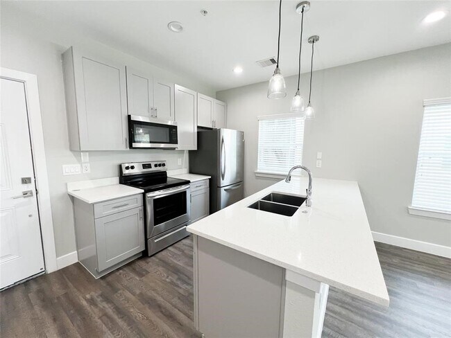 Building Photo - 144 W 5th St