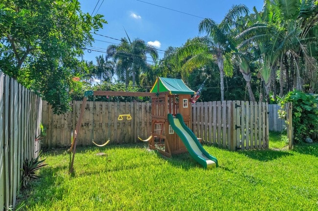 Building Photo - Beautiful California Style Hollywood Home