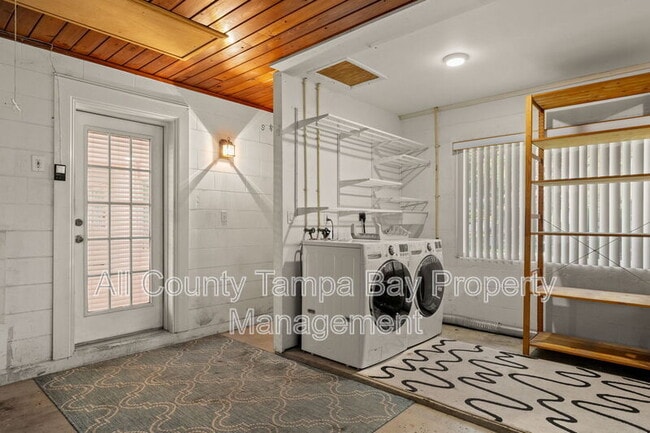 Building Photo - 2725 N Myrtle Ave