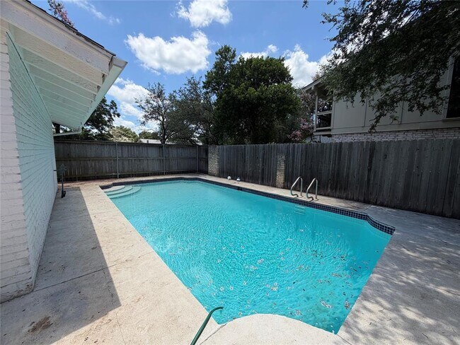 Building Photo - 4202 N Hills Dr