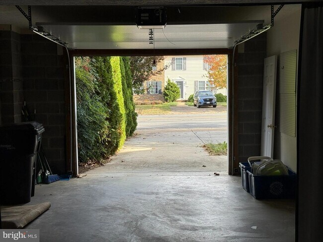 Building Photo - 2047 Harvest Dr