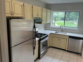 Building Photo - 10613 weymouth st 101