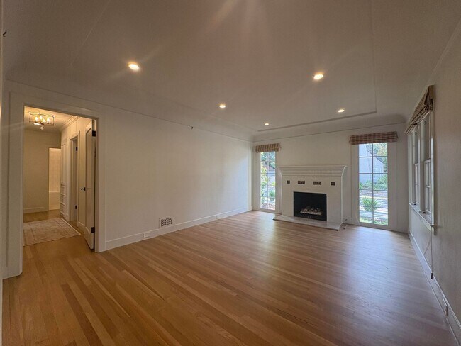 Building Photo - Mediterranean Bungalow in Community Center...