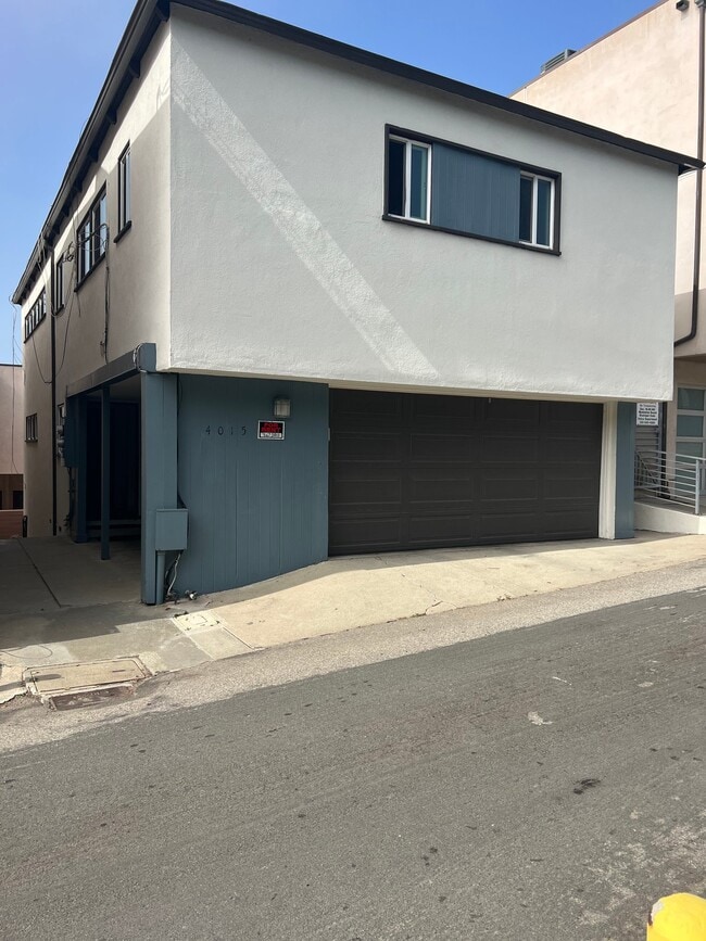 Building Photo - 4015 Crest Dr