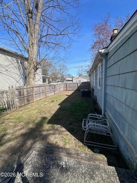 Building Photo - 402 Maple Dr