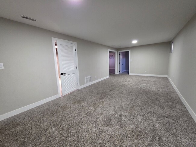 Building Photo - 5 Bed 2 bath Home near Fort Carson!!