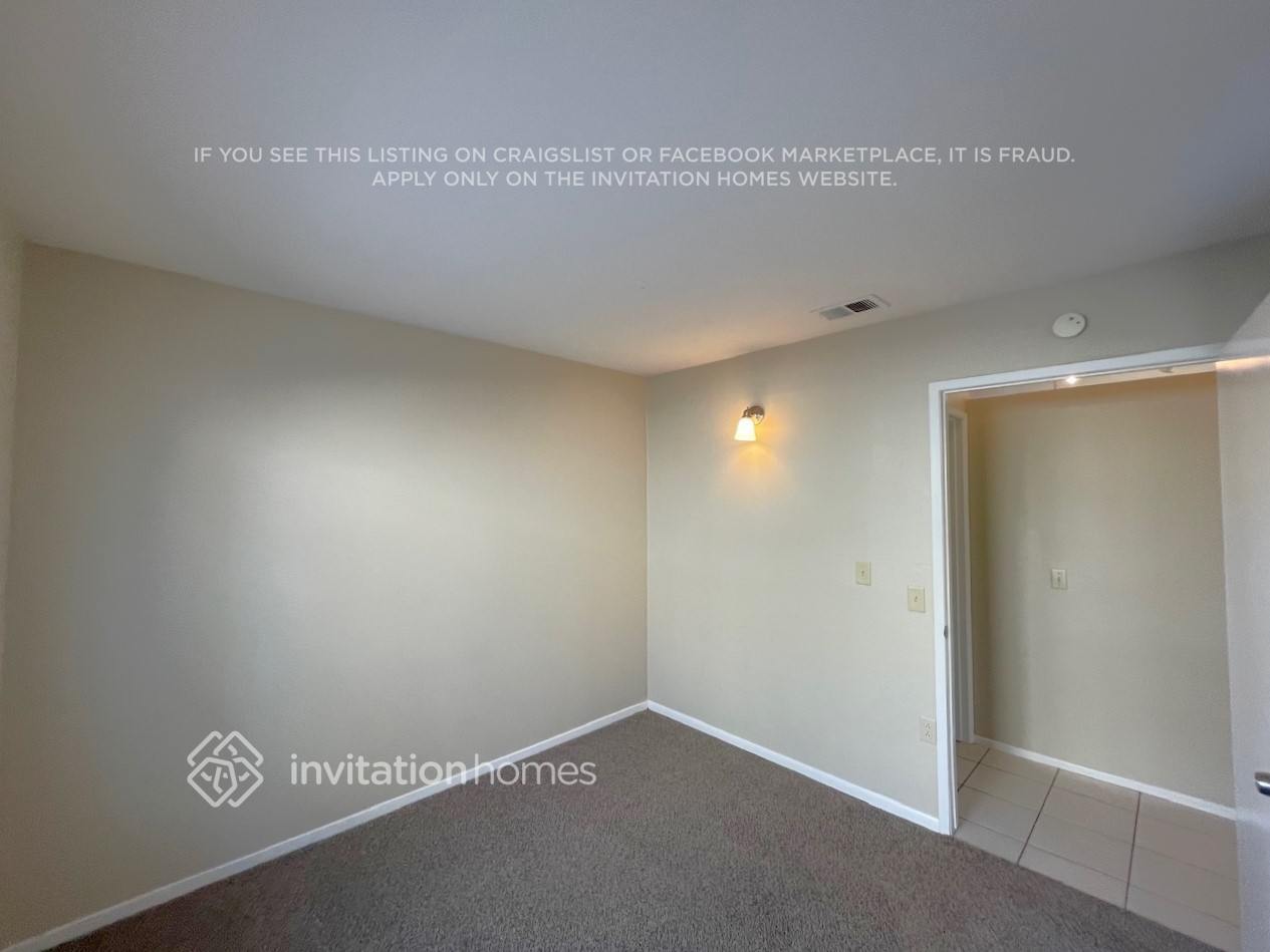 Building Photo - 10980 Village Rd