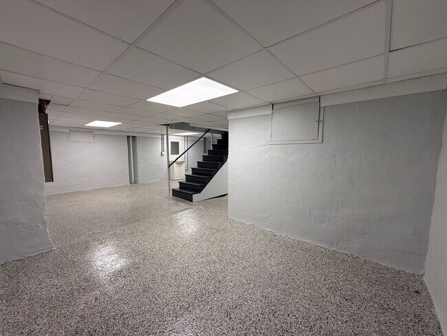 Building Photo - 313 E Bernard Ave