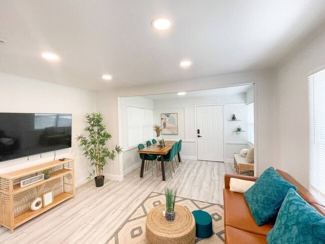 Building Photo - Homey Cozy Newly Renovated Stylish & chic