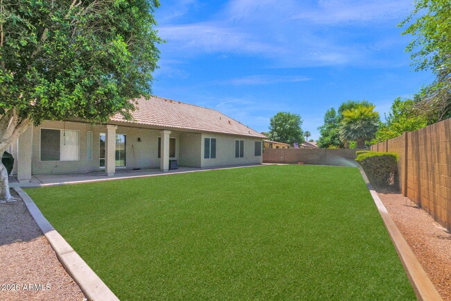 Building Photo - 360 S Pineview Dr